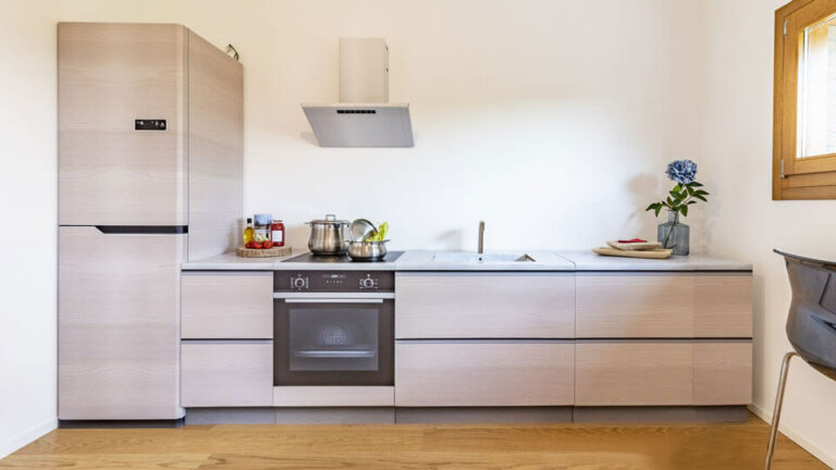 Miage Küche aus Karton für Home Staging